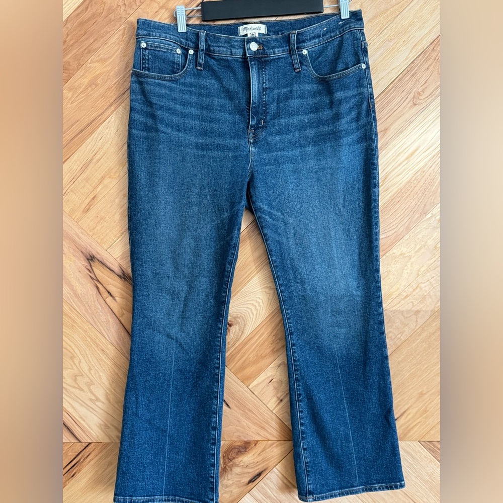 Madewell mid-rise kick out jeans - size 32